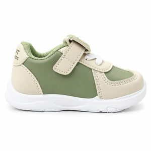 Back view of a green and beige kids’ sneaker with a mesh-textured collar.