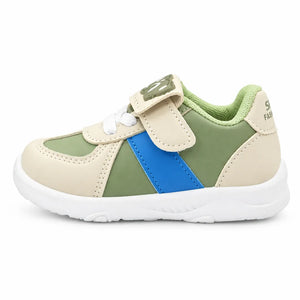 Side view of a green and beige kids’ sneaker with a blue stripe and hook-and-loop strap.