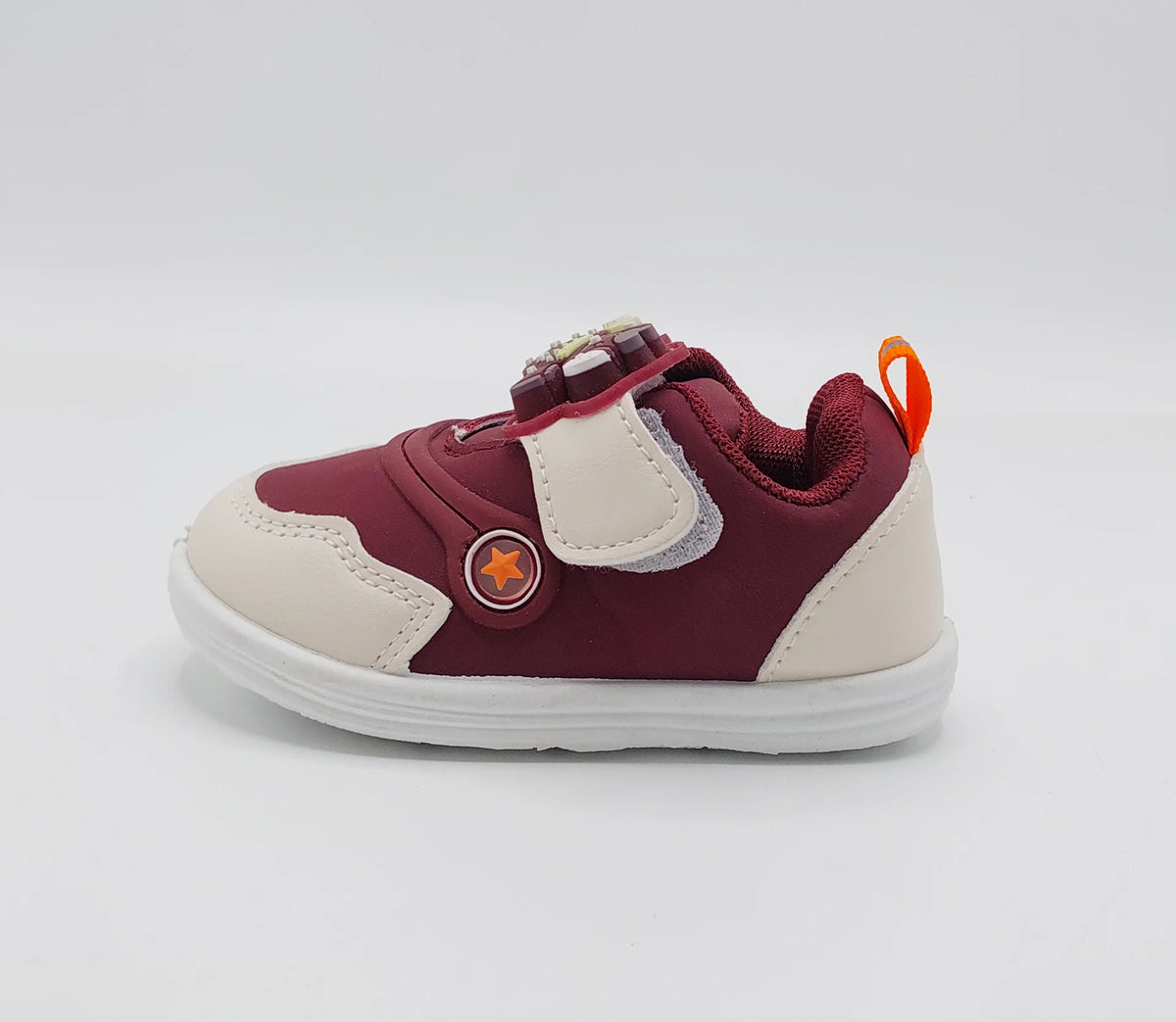 Deep burgundy kids' sneaker with beige side panel, bear charm strap, white sole